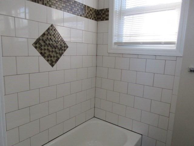 bathroom with tub / shower combination