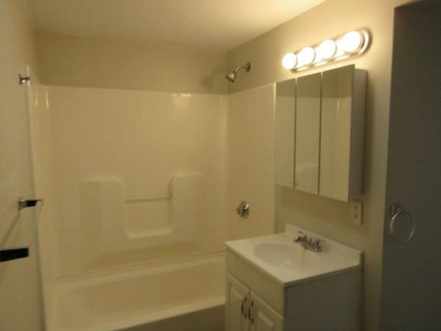 full bath with shower / washtub combination and vanity