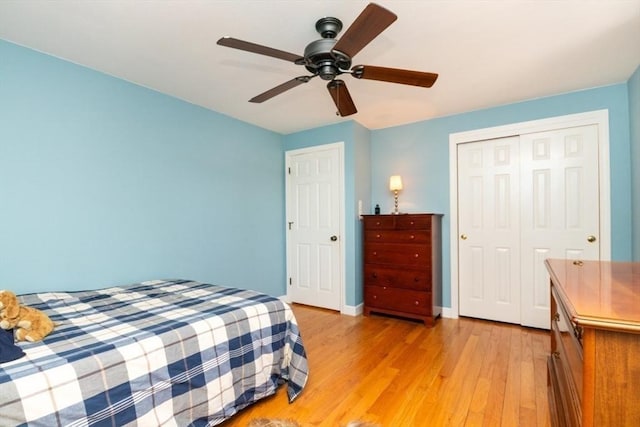 bedroom featuring baseboards, a ceiling fan, a closet, and light wood finished floors