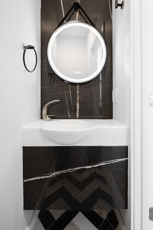 bathroom featuring tasteful backsplash