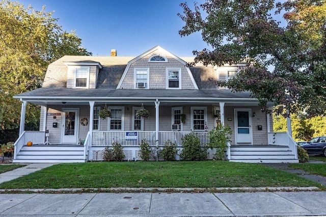 view of front facade featuring a front lawn and a porch