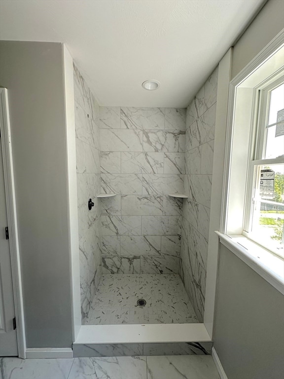 bathroom featuring a tile shower