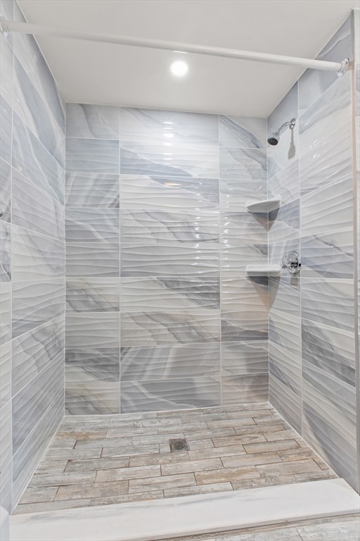 bathroom featuring tiled shower