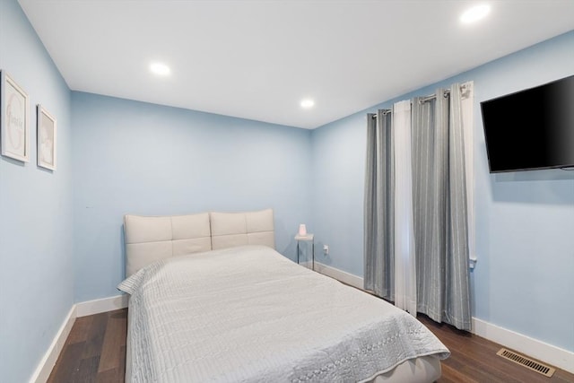 bedroom featuring recessed lighting, visible vents, baseboards, and dark wood-style flooring