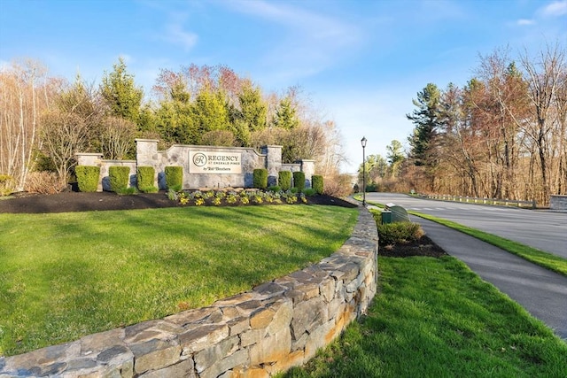 community sign with a yard