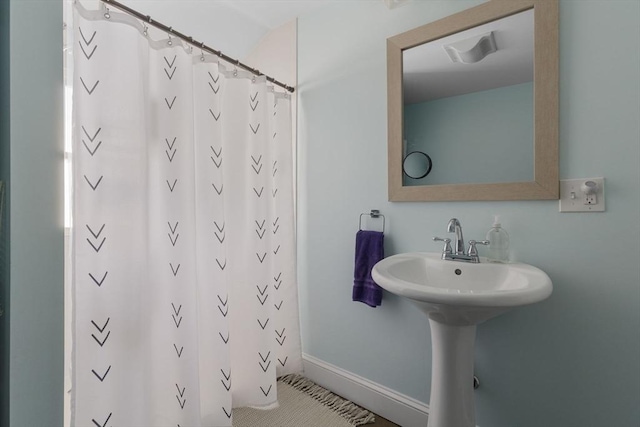 full bath featuring baseboards and a shower with curtain