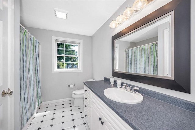 full bath featuring vanity, toilet, tile patterned floors, baseboards, and curtained shower