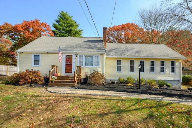 view of front of property featuring a front lawn