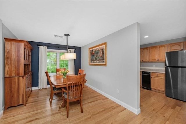 7 Conant Rd Unit 37, Winchester, MA 01890 - dining room with light wood-style flooring, baseboards, and recessed lighting