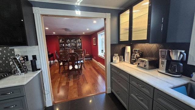 bar with sink, backsplash, and gray cabinets