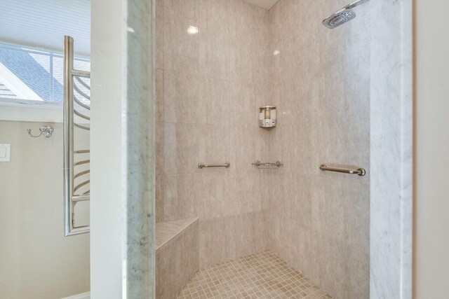 bathroom featuring tiled shower