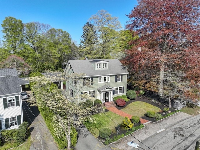 view of front facade featuring a front lawn