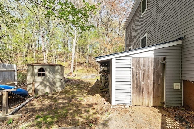 view of outdoor structure with an outbuilding