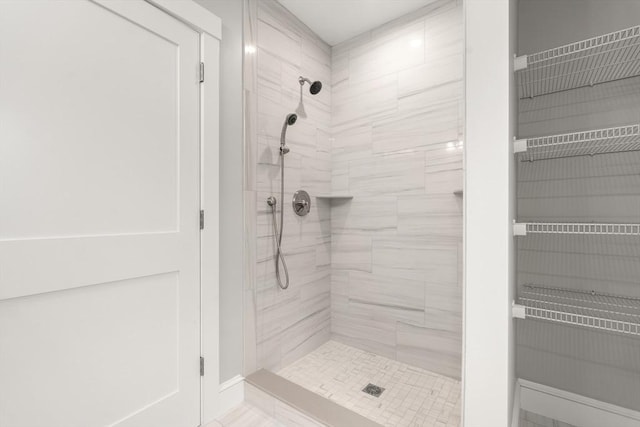 bathroom featuring a tile shower