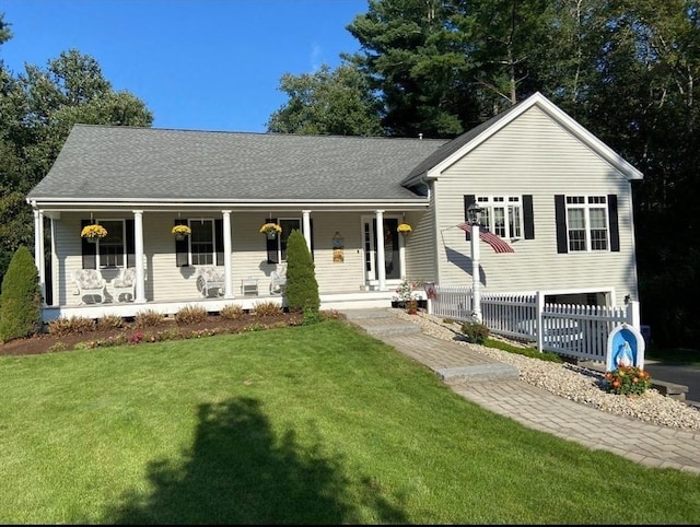 view of front facade featuring covered porch and a front lawn