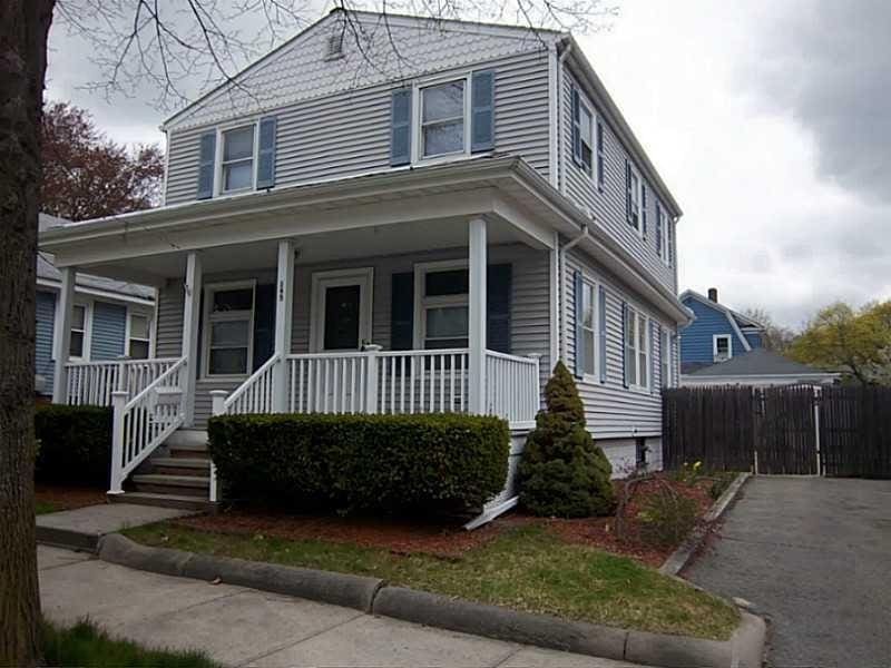 view of front of property featuring covered porch and fence