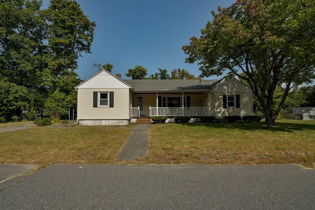 view of front facade featuring a front yard and a porch