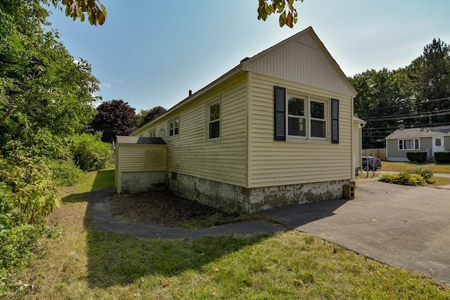 view of side of property featuring a yard