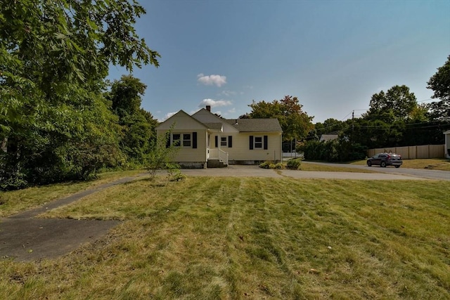 view of front facade with a front yard