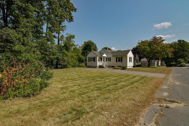 view of front facade featuring a front yard