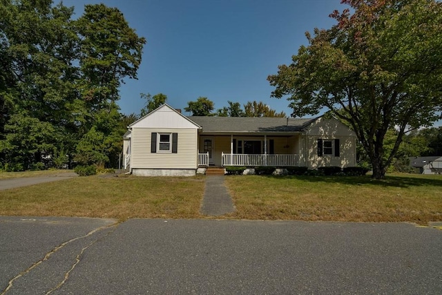 view of front of house featuring a front lawn and covered porch