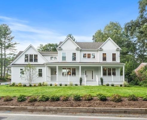 view of front of home with covered porch