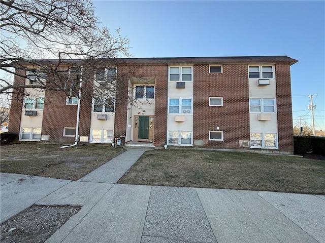 view of front of home featuring a front yard