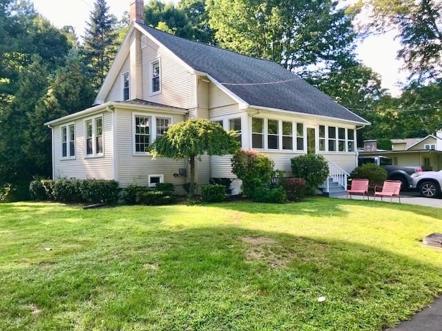 view of front of home featuring a front lawn