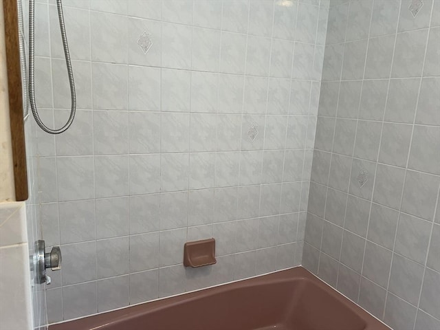 bathroom with washtub / shower combination