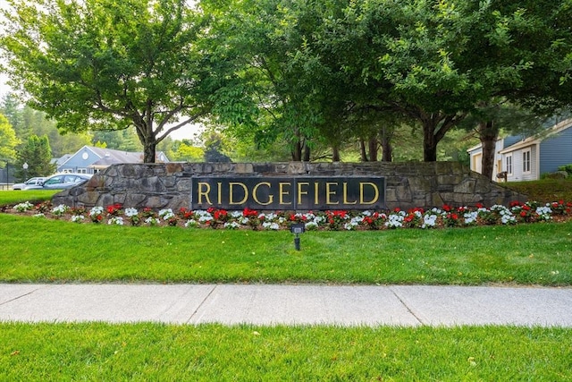 706 Ridgefield Cir Unit A, Clinton, MA 01510 - community / neighborhood sign with a lawn