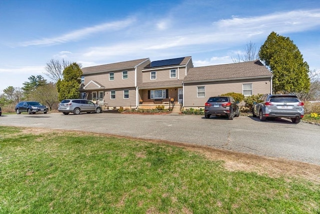 view of front of house featuring a front lawn