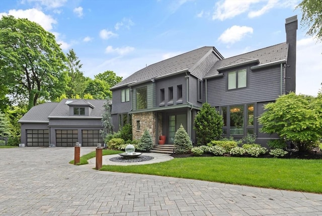 view of front facade featuring a front yard and a garage