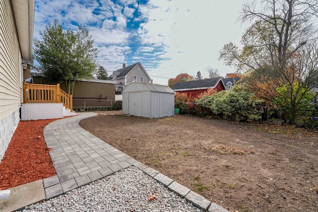 view of yard featuring a shed