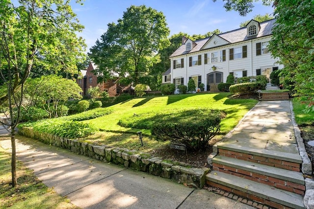 view of front facade featuring a front yard