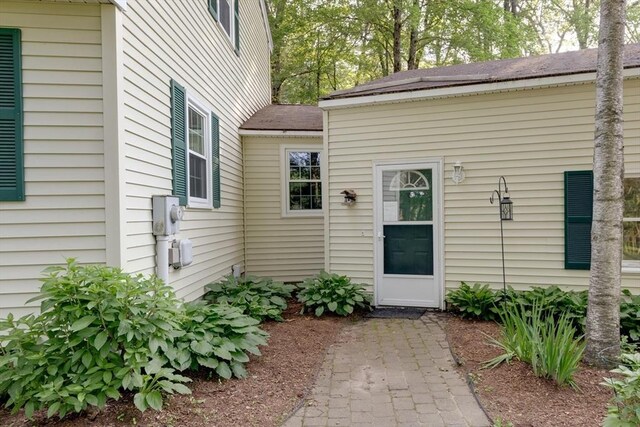 50 Kienia Rd, Hudson, NH 03051 - property entrance featuring a shingled roof