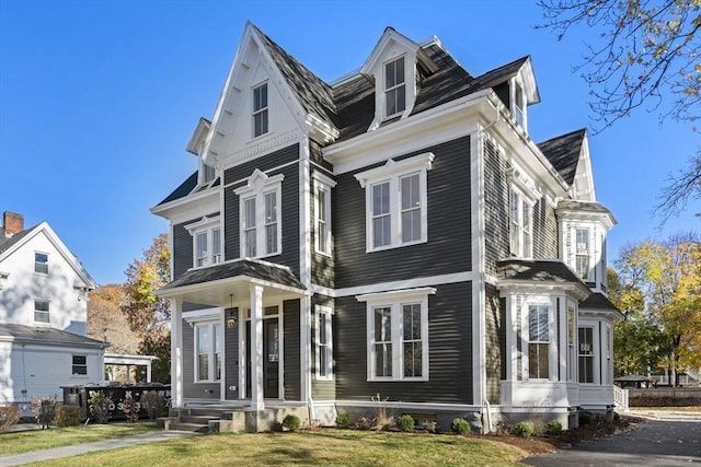 view of front of house featuring a front lawn