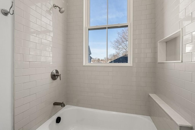 bathroom with tiled shower / bath combo