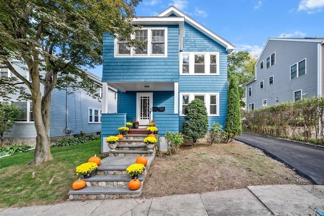 view of front facade with a front yard