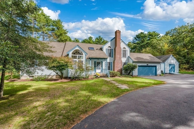 view of front of house featuring a front lawn