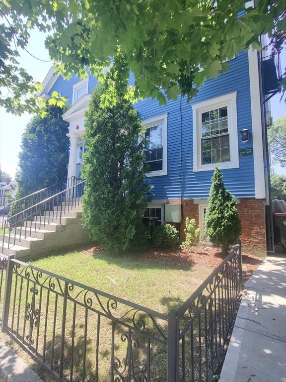 view of front of house with fence and a front yard