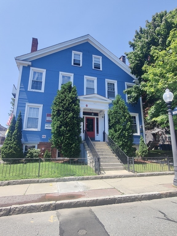 view of front of house with a front yard