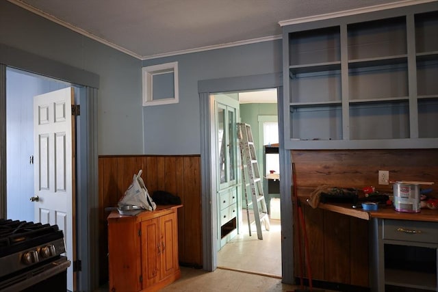 kitchen with crown molding and stainless steel range oven