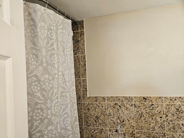 bathroom with curtained shower