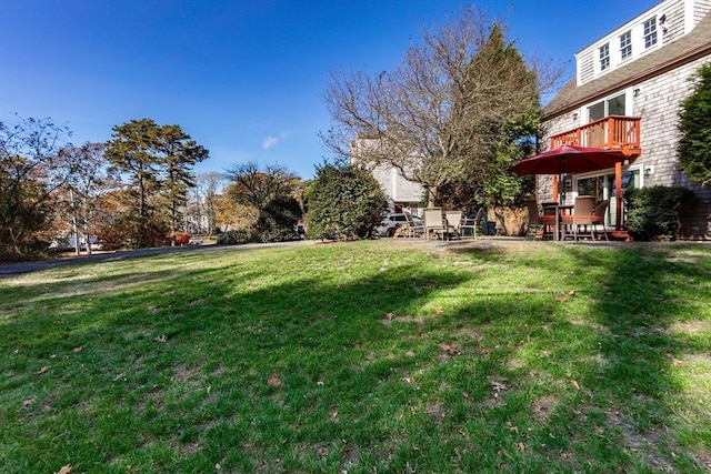 view of yard with a balcony