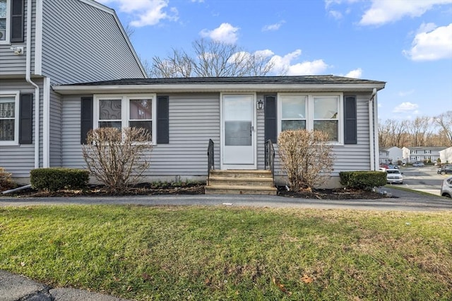 view of front of house featuring a front lawn