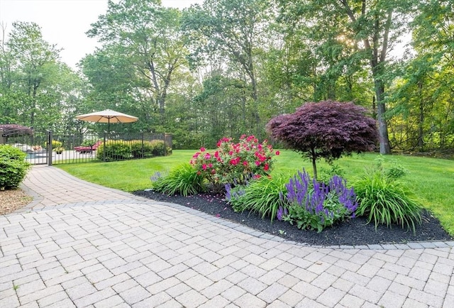 29 Hoveys Pond Dr, Boxford, MA 01921 - view of community featuring a gate