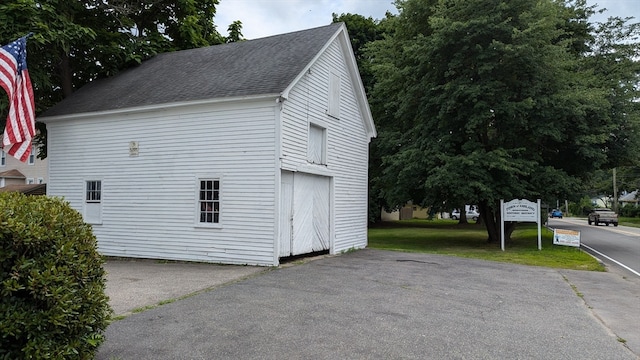 view of side of property featuring a lawn