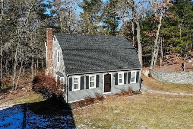 view of front of house featuring a front lawn