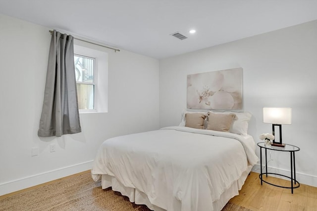 bedroom featuring light wood-style floors, baseboards, and recessed lighting