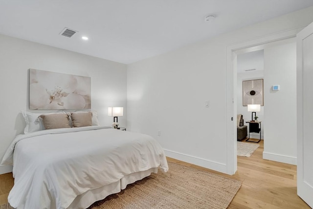 bedroom featuring light wood-style floors, baseboards, and recessed lighting